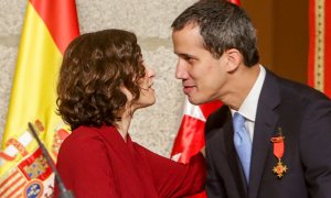 La presidenta de la Comunidad de Madrid, Isabel Díaz Ayuso (i), mantiene un encuentro con el presidente de la Asamblea Nacional de Venezuela, Juan Guaidó (d). EP