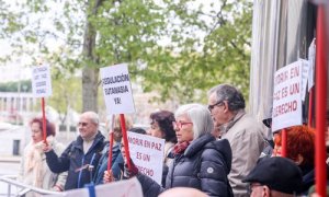 Defensores de la eutanasia participan con pancartas reivindicativas en una manifestación frente a los Juzgados de Plaza de Castilla organizada por la Asociación Derecho a Morir Dignamente en apoyo a Ángel Hernández. Ricardo Rubio / Europa Press