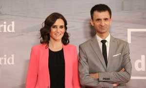 La presidenta de la Comunidad de Madrid, Isabel Díaz Ayuso, junto al director general de Telemadrid, José Pablo López. / EP