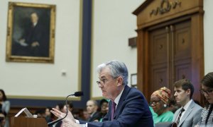 El presidente de la Reserva Federal de EEUU, Jerome Powell, durante su comparecencia semestral ante el Congreso.  EFE/EPA/SHAWN THEW