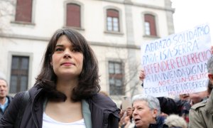 La representante de UP en la Asamblea de Madrid, Isa Serra, rodeada de simpatizantes en su entrada al juicio. / EP