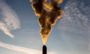 El humo se eleva desde una chimenea de una planta de procesamiento de basura a las afueras de Bruselas. (Yves Herman/Reuters)