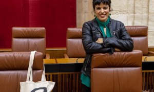 -La presidenta del grupo parlamentario de Adelante Andalucía, Teresa Rodríguez, en su escaño en la sesión de control al Gobierno que ha tenido lugar hoy en el Parlamento de Andalucía en Sevilla. EFE/Julio Muñoz