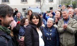 La portavoz de Unidas Podemos en la Asamblea de Madrid, Isa Serra, recibe el apoyo de diferentes concentrados, a su llegada al TSJM - Jesús Hellín - Europa Press