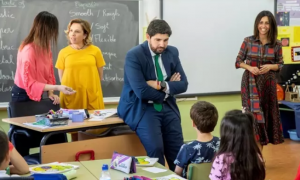 El presidente de la Región de Murcia, Fernando López Miras, durante una visita a un colegio en una imagen de archivo. / EUROPA PRESS - PP