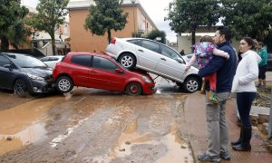 vecinos de la barriada malagueña de Campanillas, se afanan en las limpiezas de sus hogares y calles del barrio tras el paso de 'Gloria'. / EP