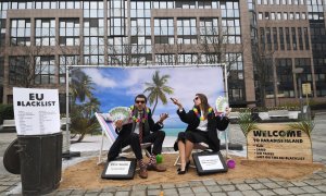 Acivistas de la ONG Oxfam se manifiestan frente a los edificios de las instituciones de la Ue en Bruselas en protesta por los paraísos fiscales.AFP/Emmanuel Dunand