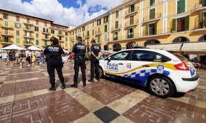 Agentes de la Policía Local de Palma, en la Plaza Mayor de la capital balear. | EUROPA PRESS