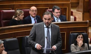 19/02/2020.- El ministro de Transporte y Movilidad, José Luis Ábalos, durante su intervención en la segunda sesión de control al Gobierno que se celebra este miércoles en el Congreso. EFE/FERNANDO VILLAR