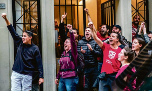 Manifestants a les portes del Bloc Llavors, al carrer Lleida de Barcelona, després d'aturar el darrer intent de desnonament. Sindicat de Barri del Poble Sec