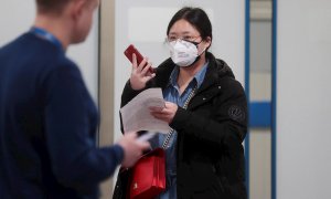 Una pasajera con mascarilla en el aeropuerto de Moscú | EFE