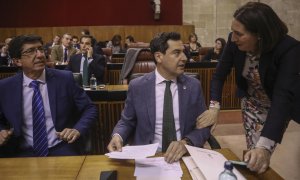 Juanma Moreno, junto a Juan Marín, atiende a Loles López, hoy en el Parlamento. Europa Press