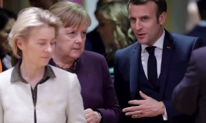 La presidenta de la Comisión Europea, Úrsula von der Leyen (i), la canciller alemana, Angela Merkel, y el presidente francés, Emmanuel Macron, conversan durante un encuentro del Consejo Europeo en Bruselas./ OLIVIER HOSLET (EFE)