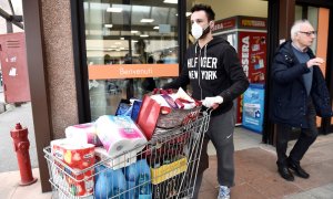 Un hombre hace acopio de productos ante el posible aislamiento en el norte de Italia. REUTERS/Flavio Lo Scalzo