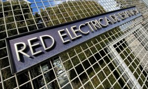 Letrero del Grupo Red Eléctrica de España en su sede de Alcobendas (Madrid). E.P./Eduardo Parra