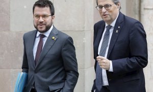 El presidente de la Generalitat, Quim Torra (d), y el vicepresidente y conseller de Economía, Pere Aragonès (i), se dirigen a participar en la reunión semanal del Ejecutivo catalán, este martes, en el Palau de la Generalitat en Barcelona. EFE/ Andreu Dalm