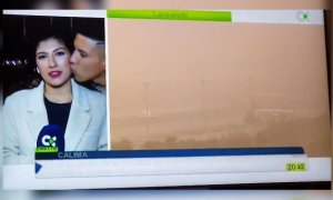 Momento en el que el acusado besa a la reportera de la televisión canaria.