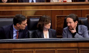 El presidente del Gobierno, Pedro Sánchez (izq), conversa con la Vicepresidenta Primera, Carmen Calvo, y con el vicepresidente de Derechos Sociales y Agenda 2030, Pablo Iglesias, durante el pleno celebrado este jueves en el Congreso. /EFE