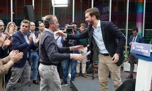 El expresidente del PP vasco, Alfonso Alonso, y el presidente del PP, Pablo Casado, se saludan durante un acto electoral del Partido Popular en Vitoria (Euskadi/España) a 1 de noviembre de 2019. - H.Bilbao - Europa Press - Archivo