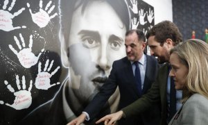 El candidato a lehendakari a las elecciones vascas, Carlos Iturgaiz, (i) junto al presidente del PP Pablo Casado, (c) y la presidenta del PP vasco, Amaia Fernández, (d) en el acto político celebrado este viernes en Ermua, Bizkaia. EFE/LUIS TEJIDO.