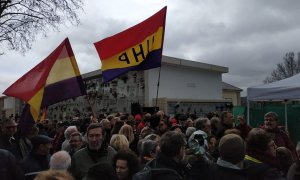 Homenaje a Miguel Hernández en el cementerio de La Almudena. GUILLERMO MARTÍNEZ.