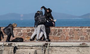 Una agresión ultraderechista en Lesbos a un periodista. REUTERS/Stringer