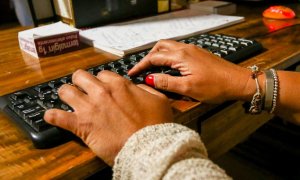 Unas manos de mujer escriben en el teclado de un ordenador, sobre una mesa de madera. - Ricardo Rubio - Europa Press - Archivo