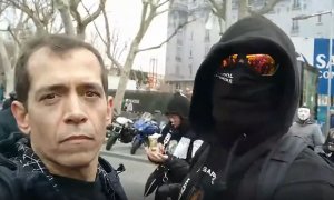 El policía nacional Jandro Lion, entrevistando a otro compañero encapuchado en la manifestación de este martes junto al Congreso.