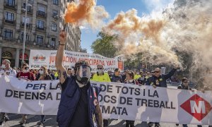 Un manifestante en una protesta como parte de una huelga parcial de los trabajadores del metro en Barcelona./Paco Freire - SOPA