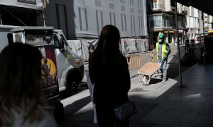 Un trabajador con mascarilla en Madrid. REUTERS/Susana Vera