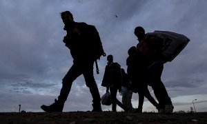 04/03/2020 Refugiados se dirigen hacia Pazarkule, la frontera entre Grecia y Turquía. / EFE