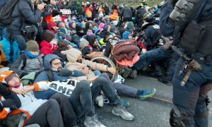 La policia francesa desallotjant els activistes del Tsunami Democràtic durant el tall de l'autopista del novembre. ACN / Gerard Vilà.