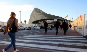 Trabajadores andaluces a punto de cruzar la verja para ir a trabajar en Gibraltar. (Foto: Efe)