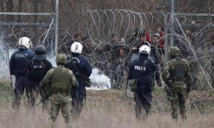 Policías y militares griegos disparan gases lacrimógenos contra migrantes y refugiados en la frontera con Turquía.- EFE/EPA/DIMITRIS TOSIDIS