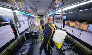 Un trabajador desinfecta el interior de un vagón de metro | EFE