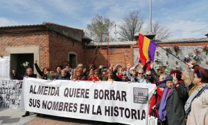 Homenaje a las mujeres asesinadas durante el franquismo en el cementerio de la Almudena.  PLATAFORMA EN DEFENSA DEL MEMORIAL DEL CEMENTERIO