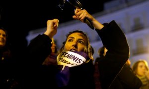 Una mujer protesta en una cacerolada en Madrid durante la previa del 8M, día de la Mujer Trabajadora. REUTERS/Javier Barbancho