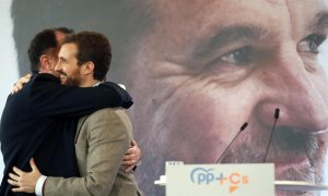 El presidente del PP, Pablo Casado, (d) este sábado junto al candidato a lehendakari de la coalición PP+Ciudadanos, Carlos Iturgaiz, (i) en un acto político de precamapaña celebrado en la localidad vizcaína de Santurtzi. | EFE Luis Tejido.