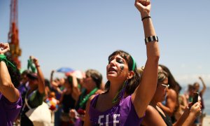 Una manifestante del colectivo de mujeres de Río de Janeiro canta el himno feminista “El violador eres tú”. | Reuters / Pilar Olivares