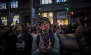 Una manifestante con la cara pintada durante la marcha del 8M en Madrid.- JAIRO VARGAS