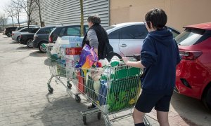 GRAF5109. LOGROÑO (ESPAÑA), 10/03/2020.- Dos personas trasladan sus compras en Logroño este martes. La consejera de Salud de La Rioja, Sara Alba, ha anunciado el cierre desde mañana, miércoles, de todos los centros educativos en esta comunidad, en todos l