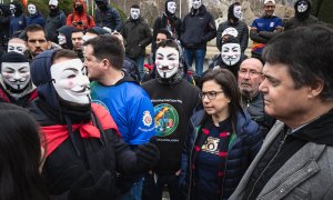 Los diputados del PP Ana Vázquez y Carlos Rojas junto a los manifestantes de Jusapol el pasado martes frente al Congreso.