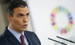 10/03/2020.- El presidente del Gobierno, Pedro Sánchez, durante la rueda de prensa ofrecida este martes en el palacio de la Moncloa para hablar de medidas frente al coronavirus. EFE/JAVIER LIZÓN