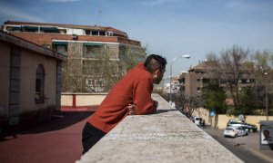 Mario Esparza (nombre ficticio), solicitante de asilo y líder social colombiano, en la terraza de la Parroquia San Carlos Borromeo de Entrevías, Madrid.- JAIRO VARGAS