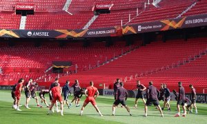 Fotografía cedida por el Sevilla FC de sus jugadores entrenando este miércoles a puerta cerrada. EFE/Jesús Spínola.