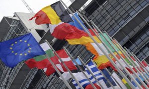 Banderas de países miembros de la UE frente al Parlamento Europeo en Estrasburgo. PATRICK SEEGER (EFE)