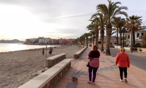 12/03/2020.- Mujeres pasean a sus perros en el paseo marítimo de la playa de Calabardina, Águilas, Murcia, este jueves. La Federación de Municipios de la Región de Murcia (FMRM) ha instado a los madrileños que han decidido viajar a los municipios costeros