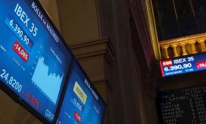 Paneles informativos en la Bolsa de Madrid, que muestran el comportamiento del Ibex 35. EFE/Altea Tejido