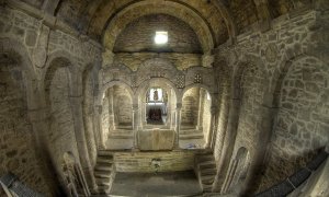 Nave y capilla de Santa Cristina de Lena. WIKIPEDIA