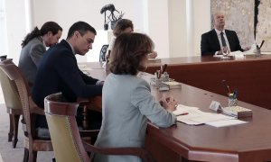 Fotografía facilitada por la Moncloa que muestra al presidente del Gobierno, Pedro Sánchez (c), que preside la reunión de Consejo de Ministros, junto al vicepresidente Pablo Iglesias (i) y la vicepresidenta, Carmen Calvo (d), en el Palacio de la Monclo a